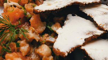 Somon ve karman çorman balıklar tereyağlı tostlarla birlikte kızartılır.