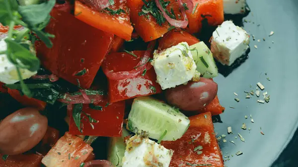 Yunan salatası yakın plan, koyu arkaplan