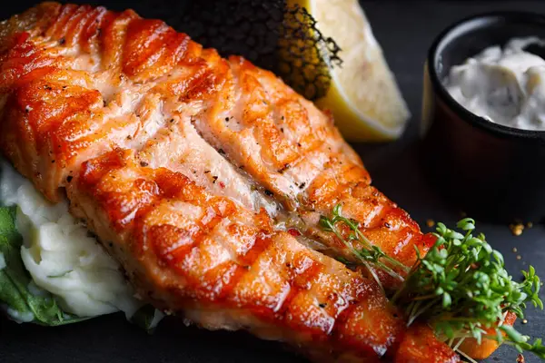 Sulu ızgara somon bifteği patates püresi ve baharatlı sos.