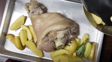 Altın soğanlı sıcak tavada cızırdayan sulu et lezzetli ve aromatik bir yemek sahnesi yaratır.