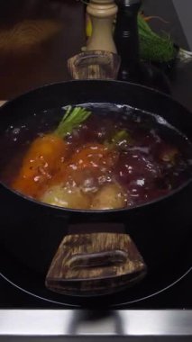 Klasik vinaigrette salatası yapma sürecini gösteren bir video. Sebze doğramadan malzemelere kadar.