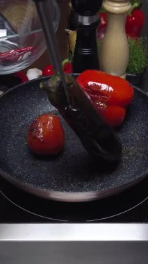 Bir şefin baharatlı aperatifi lezzetlerle ve taze malzemelerle hazırladığı dikey kısa bir video. Mutfakta hızlı ve canlı pişirme işlemi.