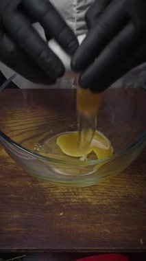 Şef sebzeli karides tostu hazırlıyor. düşey kısa