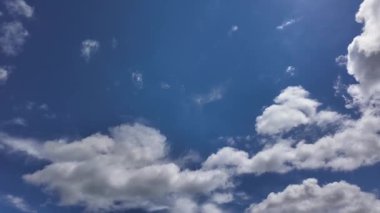 Mavi gökyüzünde hareket eden bulutların hızlandırılması