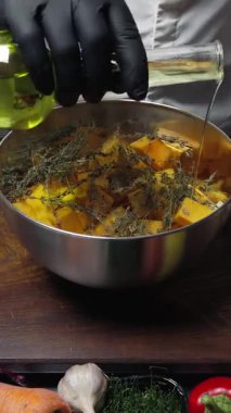 Şef mutfakta kabak kremalı çorba pişiriyor. Sahne, menü sunumlarında, tarif videolarında, yemek bloglarında ve yemek reklamlarında kullanmak için ideal kremalı mevsimlik yemek yapma sürecini vurguluyor..