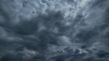 Dramatik fırtına bulutları hızlı çekim hızıyla gökyüzünde sürükleniyor. Ekoloji, çevre ve iklim değişikliği konuları için ideal.