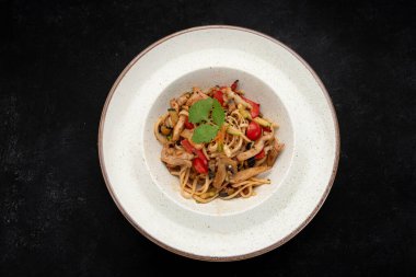 Mantarlı, tavuklu ve sebzeli lezzetli spagetti, restoran menüleri, yemek reklamları ve mutfak promosyonları için ideal..