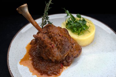 Patates püresiyle servis edilen kuzu budu, restoran menüleri, mutfak reklamları ve gurme promosyonları için mükemmel..