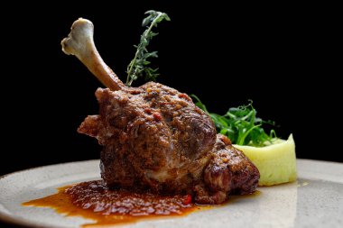 Patates püresiyle servis edilen kuzu budu, restoran menüleri, mutfak reklamları ve gurme promosyonları için mükemmel..