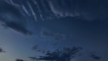 Yavaşça sürüklenen bulutların zamanı, sabahın erken saatlerinin karanlık gölgelerinden gün doğumunun canlı renklerine ve gündüz gökyüzünün parlaklığına geçiş.