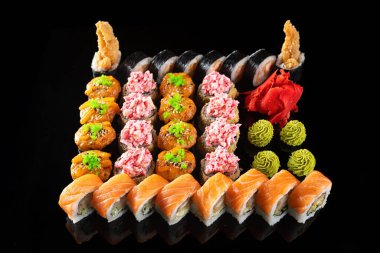 Somon, ton balığı, krem peynir ve karidesli lezzetli suşi tabağı.