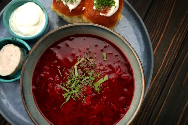 Geleneksel Ukrayna çorbası ekşi krema ve sarımsaklı pampuşki ekmeğiyle servis edilir..