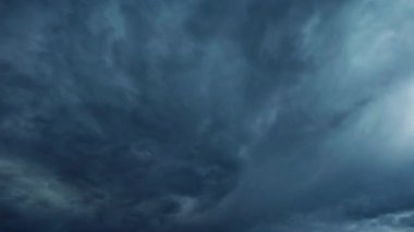 Fırtına bulutları hızla hareket ederken dramatik bir gökyüzü.