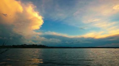 Sakin göl, balık tutma yeri ve seyahat ve fotoğrafçılık için doğal ortam üzerine manzaralı gün batımı