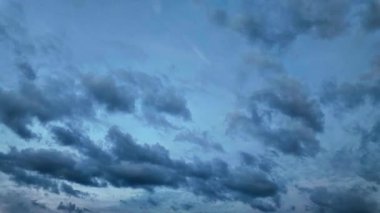 Hareketli bulutlarla dramatik akşam gökyüzünün zamanı