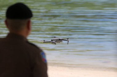 Tayland polisi güvenlik gerekçesiyle turistik bölgelerdeki kumsallarda insansız hava aracı operasyonlarını denetliyor..