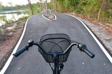 Eller ve bisiklet başları bir yol ayrımına geliyor ve hangi yöne gideceğini seçmek zorunda kalıyor..