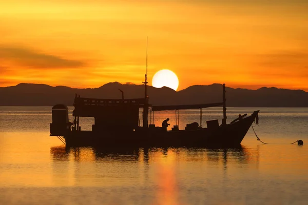 Silueta Pescadores Descansando Sus Barcos Mañana Sol Levantaba Detrás Tailandia — Foto de Stock