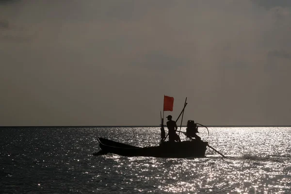 Силуэты Азиатских Рыбаков Вождение Традиционной Лодке Море Солнце Садится Самуи — стоковое фото