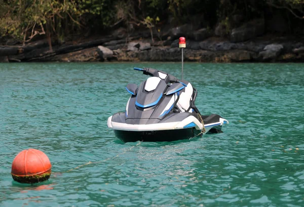 Лыжи Гидроцикле Пришвартованы Швартовному Бую Море Недалеко Острова Самуи Таиланд — стоковое фото