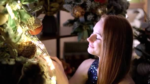 Het Kerstconcept Vrolijke Vrolijke Blanke Jongen Buurt Van Nieuwjaarsboom Schattige — Stockvideo