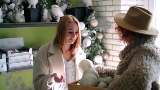 Běloška Teplých Šatech Klobouku Roztomilou Dospívající Dcerou Vybírá Dekorace Vánoce — Stock video