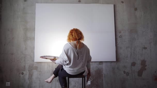 Atractiva Artista Creativa Pelirroja Caucásica Comenzando Una Nueva Pintura Sentada — Vídeos de Stock