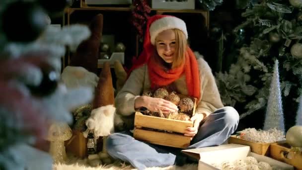 Ragazza Cappello Babbo Natale Vicino All Albero Natale Che Sceglie — Video Stock