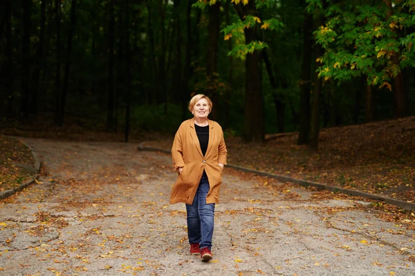 Çekici Beyaz Emekli Kadın Portresi Sonbahar Sezonunda Halk Parkında Yürüyor — Stok fotoğraf