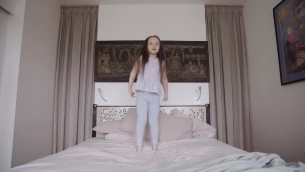 Schattig Klein Meisje Dat Plezier Vreugde Beleeft Door Morgens Bed — Stockvideo