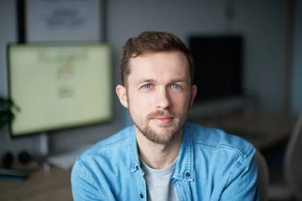 Cheerful Bearded Male Software Engineer Sitting Working Place Office Looking — Stock Photo, Image