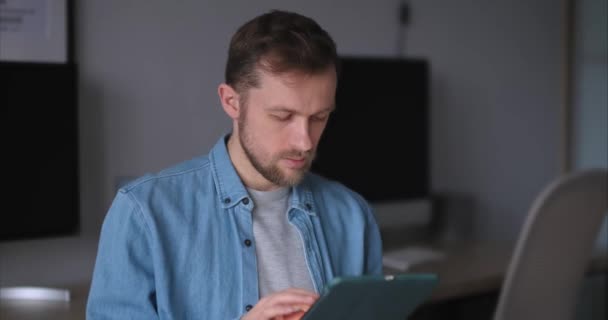 Fröhlich Bärtige Softwareingenieure Stehen Arbeitsplatz Büro Und Arbeiten Mit Tablets — Stockvideo
