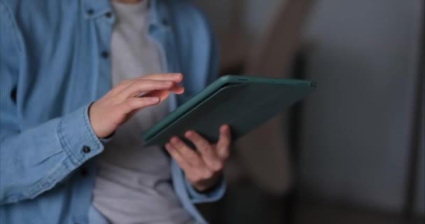 Dijital Tablet Kullanan Erkek Öğrenci Gömleği Giyiyor Kapanış Adamı Tablet — Stok video