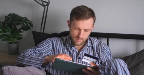 Jeune Homme Attrayant Aide Ordinateur Tablette Couché Dans Lit Matin — Video