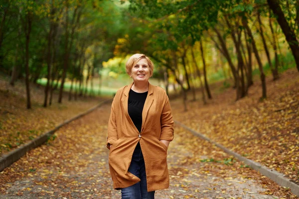 Portrét Šťastné Kavkazské Důchodkyně Parku Podzimním Období Usmívající Důchodkyně Starší — Stock fotografie