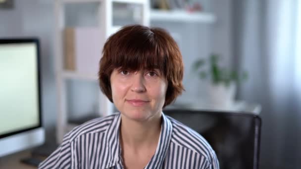 Ofisteki Yerinde Tasarımcısı Web Tasarımcısının Portresi Serbest Çalışan Bir Kadın — Stok video