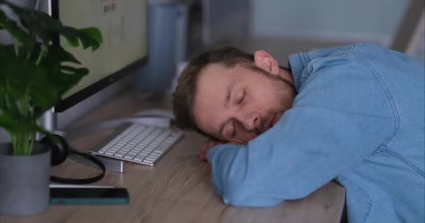 Розробник Програмного Забезпечення Веб Дизайнера Білий Бородатий Втомлений Хлопець Спить — стокове відео