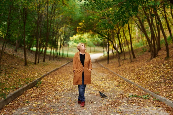 Happy Cheerful Caucasian Pensioner Woman Outdoor Park Falling Season Smiling — Stock Photo, Image