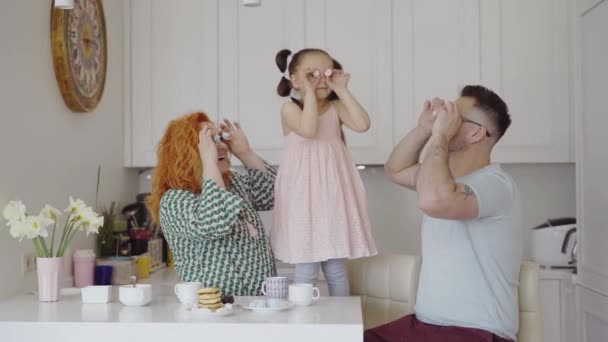 Schattige Blanke Ouders Schattig Klein Meisje Genieten Van Het Ontbijt — Stockvideo