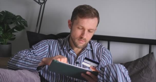 Black Friday Konzept Junger Attraktiver Mann Mit Tablet Computer Bett — Stockvideo