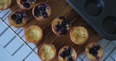 Pasteis de nata 'nın geleneksel Portekiz tatlısının en güzel manzarası. Evdeki mutfakta fırın tepsisiyle birlikte taze turta soğutma tepsisi. Yüksek kalite 4k video kaydı