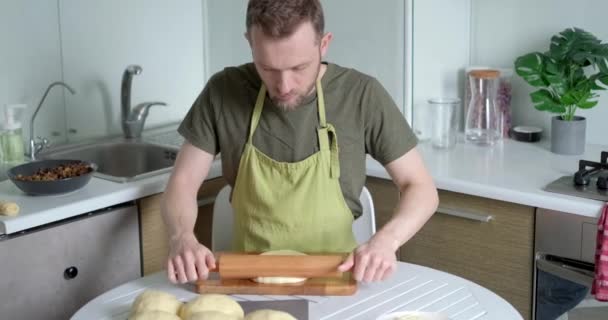 Cocinero Masculino Alegre Delantal Verde Haciendo Pastelería Cocina Desplegando Una — Vídeo de stock