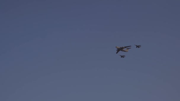 在晴朗的蓝天下的军用飞机 附近有一列运输机和两架战斗机 空军阅兵式高质量的4K视频镜头 — 图库视频影像