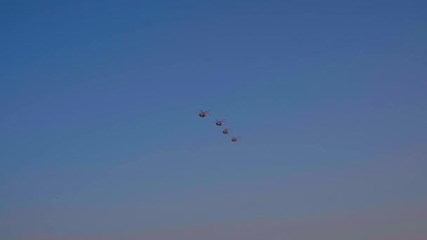 Militärhubschrauber Strahlend Blauen Himmel Kolonne Von Vier Militärhubschraubern Fliegt Hintereinander — Stockvideo