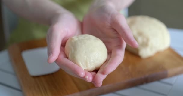 앞치마를 모양으로 요리사 제빵사입니다 주방에서 일하고 도하고 고품질 비디오 — 비디오