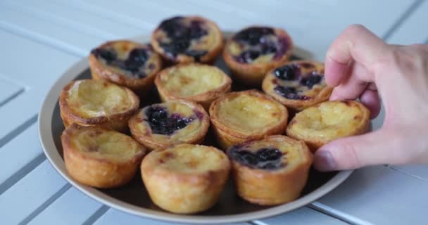 Bakad Traditionell Portugisisk Vaniljkräm Dessert Pasteis Nata Tallrik Köket Hemma — Stockvideo