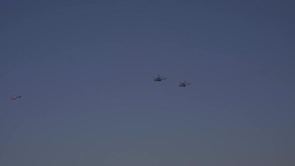Στήλη Στρατιωτικών Ελικοπτέρων Πετάει Στη Σειρά Αεροπορική Παρέλαση Στρατιωτικά Ελικόπτερα — Αρχείο Βίντεο