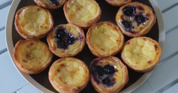 Geleneksel Portekiz Tatlısı Pasteis Nata Evdeki Mutfaktaki Tabakta Taze Kremalı — Stok video