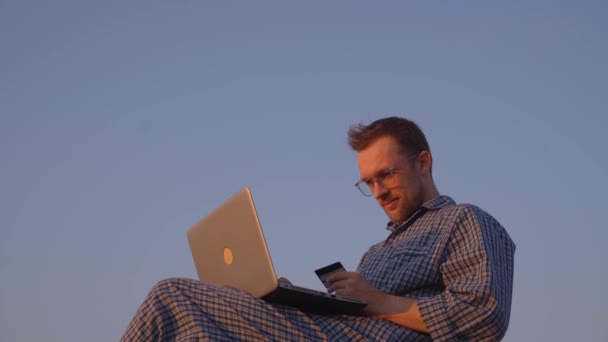 Attraktiver Mann Brille Und Schlafanzug Mit Laptop Freien Bei Sonnenuntergang — Stockvideo