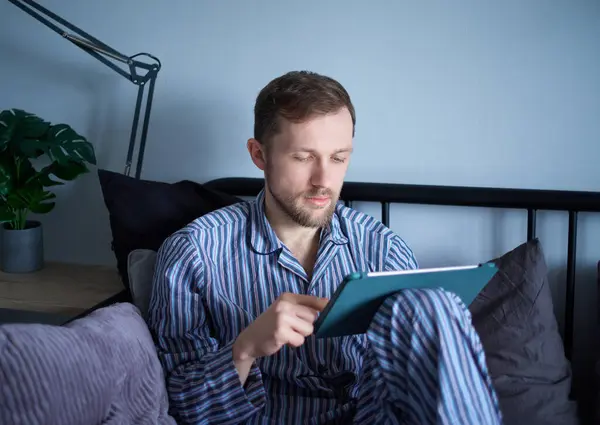 Atractivo Hombre Caucásico Barbudo Que Usa Ropa Dormir Con Tablet —  Fotos de Stock